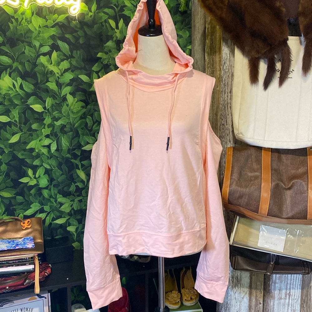 Cold shoulder hoodie in light pink!